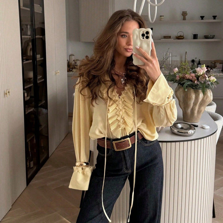 Damer elegant blus-shirt med volangprydda detaljer och stilig halsringning Mirla-Eva Jonsson