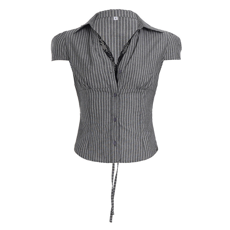 Damer elegant blusenshirt med raffinerade spetsdetaljer och modernt randmönster Mirla-Eva Jonsson