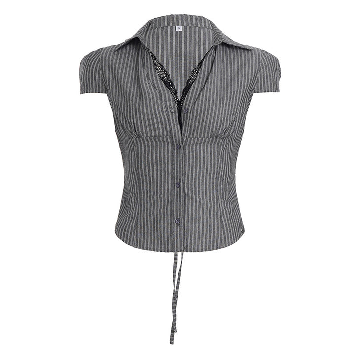 Damer elegant blusenshirt med raffinerade spetsdetaljer och modernt randmönster Mirla-Eva Jonsson