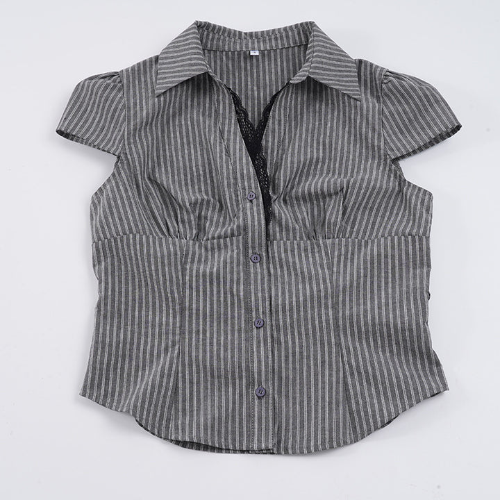 Damer elegant blusenshirt med raffinerade spetsdetaljer och modernt randmönster Mirla-Eva Jonsson