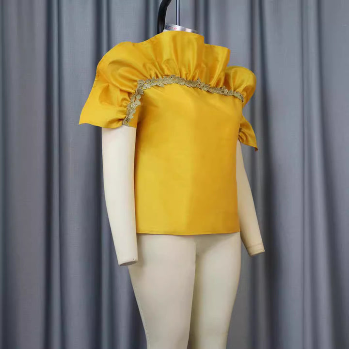 Damer elegant blusenshirt med voluminösa puffärmar och dekorativ spetskant Mirla-Eva Jonsson