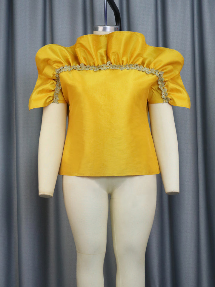 Damer elegant blusenshirt med voluminösa puffärmar och dekorativ spetskant Mirla-Eva Jonsson