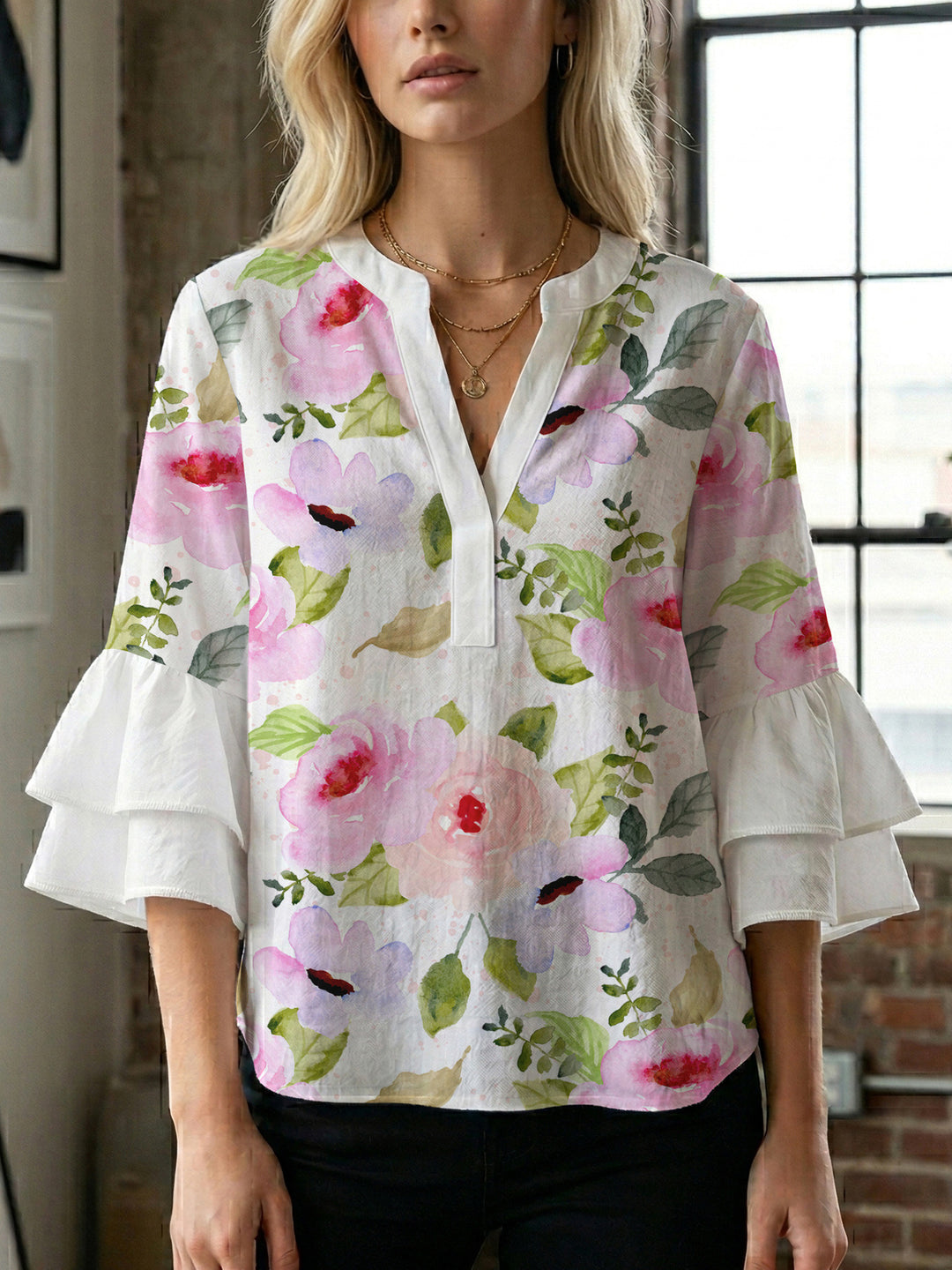 Damer elegant blusenshirt med voluminösa ryschärmar och grafisk blommönster Mirla-Eva Jonsson