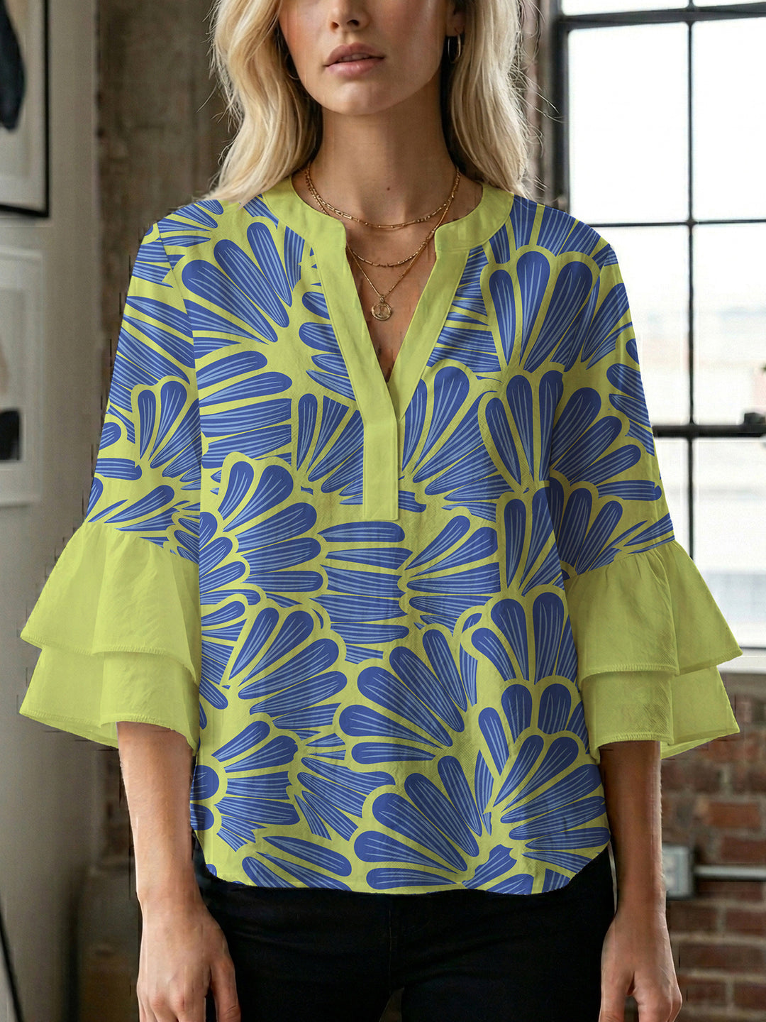 Damer elegant blusenshirt med voluminösa ryschärmar och grafisk blommönster Mirla-Eva Jonsson