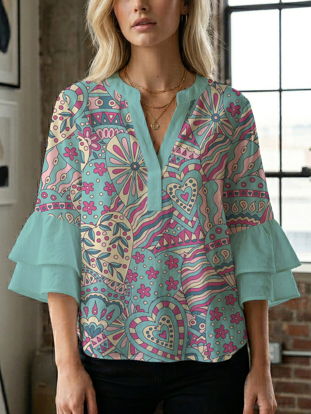 Damer elegant blusenshirt med voluminösa ryschärmar och grafisk blommönster Mirla-Eva Jonsson