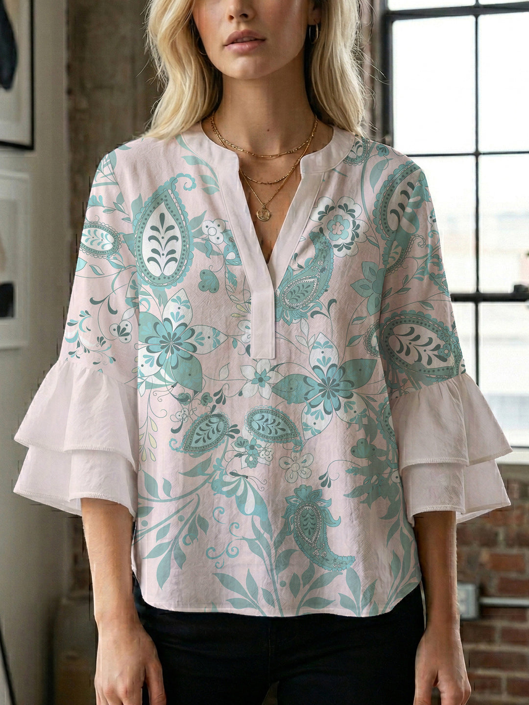 Damer elegant blusenshirt med voluminösa ryschärmar och grafisk blommönster Mirla-Eva Jonsson