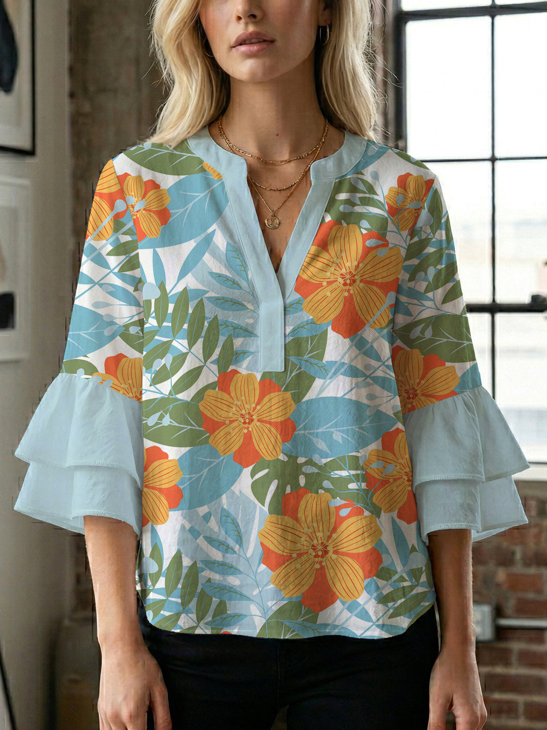 Damer elegant blusenshirt med voluminösa ryschärmar och grafisk blommönster Mirla-Eva Jonsson