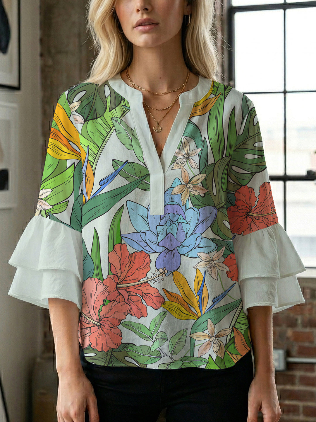 Damer elegant blusenshirt med voluminösa ryschärmar och grafisk blommönster Mirla-Eva Jonsson