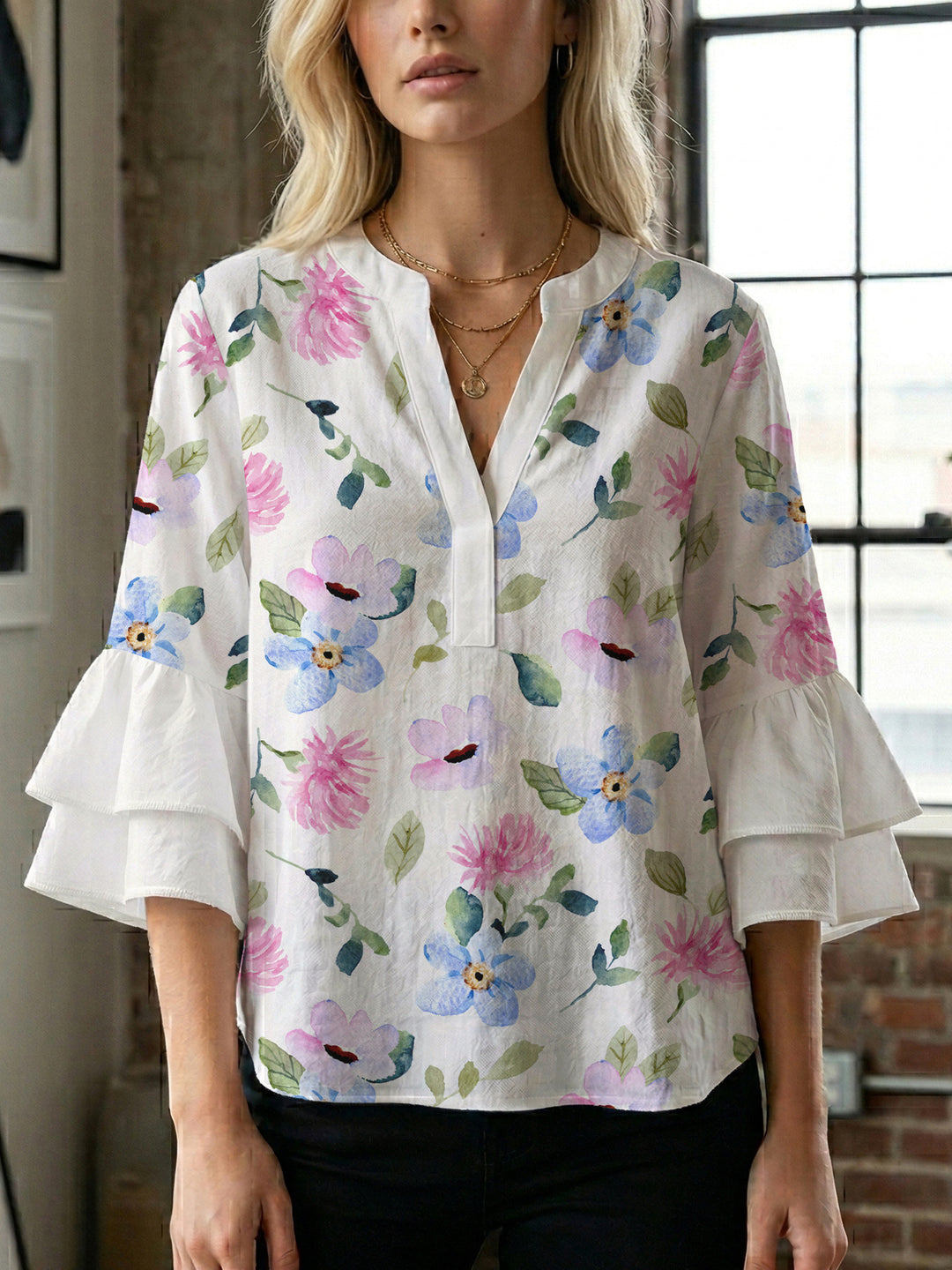 Damer elegant blusenshirt med voluminösa ryschärmar och grafisk blommönster Mirla-Eva Jonsson