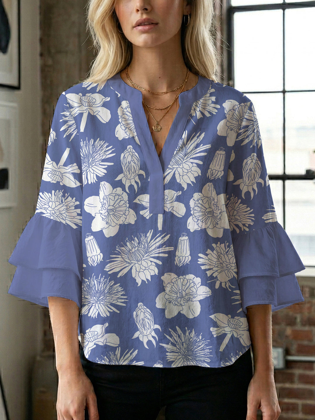 Damer elegant blusenshirt med voluminösa ryschärmar och grafisk blommönster Mirla-Eva Jonsson