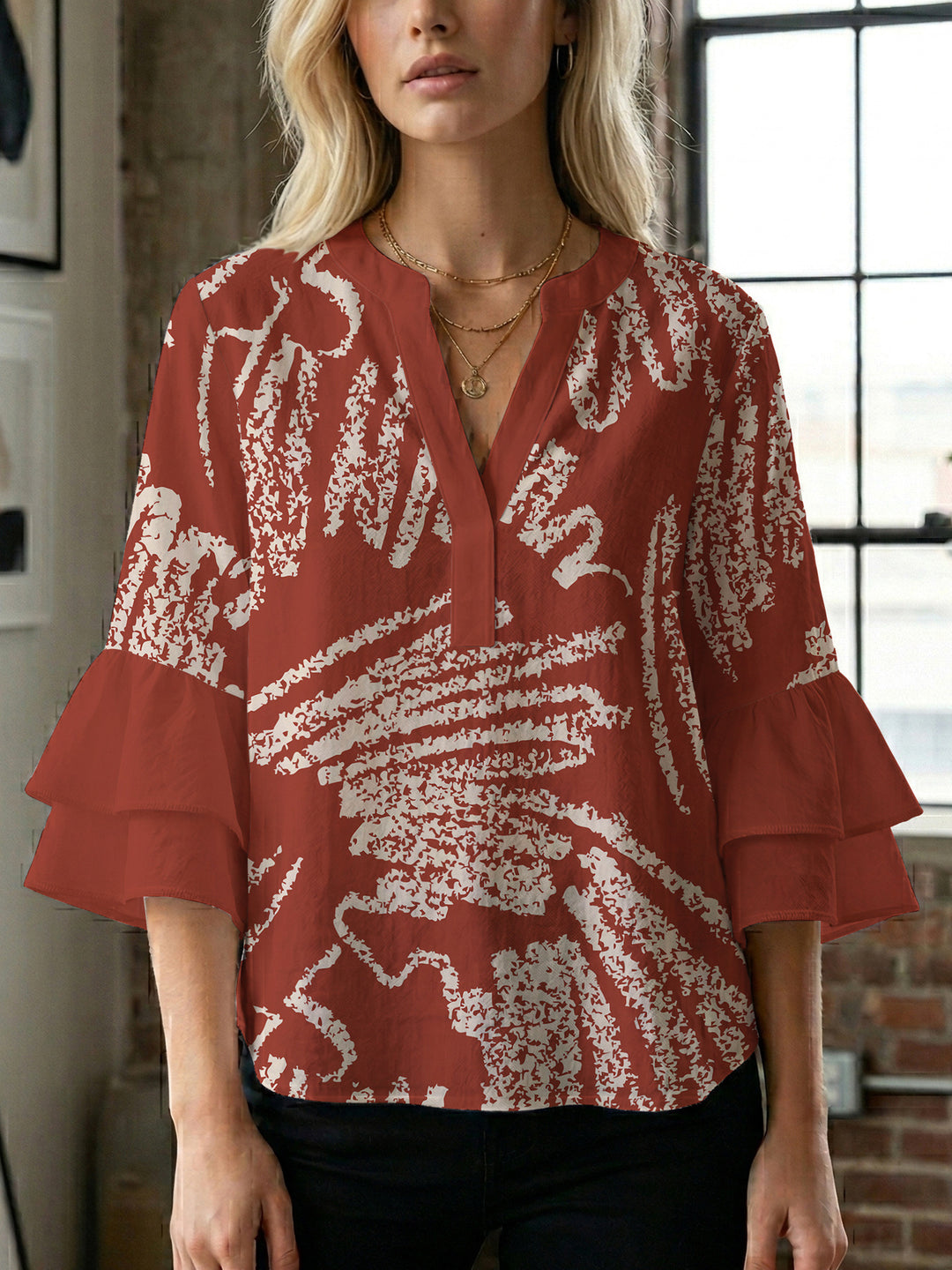 Damer elegant blusenshirt med voluminösa ryschärmar och grafisk blommönster Mirla-Eva Jonsson
