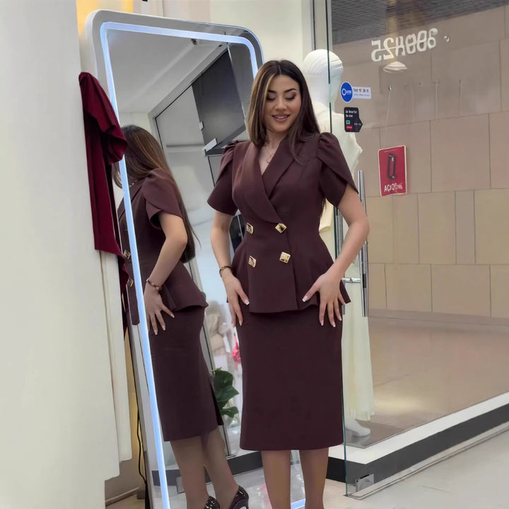 Damer elegant blyertsklänning med figursydd stil och snygg axeldesign Mirla-Eva Jonsson