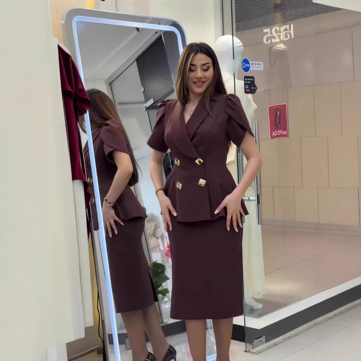 Damer elegant blyertsklänning med figursydd stil och snygg axeldesign Mirla-Eva Jonsson