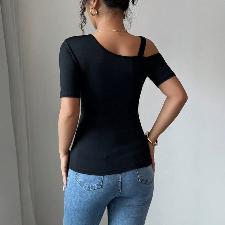Damer elegant body med asymmetrisk halsringning och kortärmad design Mirla-Eva Jonsson