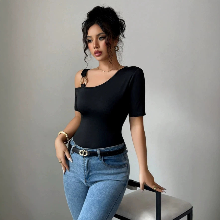 Damer elegant body med asymmetrisk halsringning och kortärmad design Mirla-Eva Jonsson