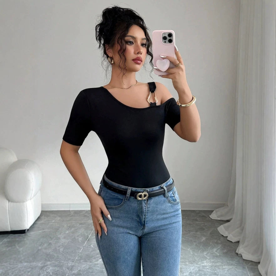 Damer elegant body med asymmetrisk halsringning och kortärmad design Mirla-Eva Jonsson