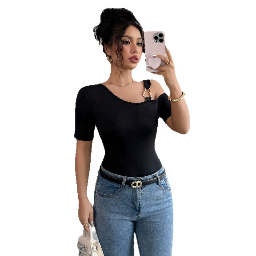 Damer elegant body med asymmetrisk halsringning och kortärmad design Mirla-Eva Jonsson