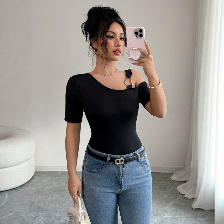 Damer elegant body med asymmetrisk halsringning och kortärmad design Mirla-Eva Jonsson