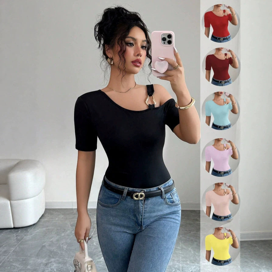 Damer elegant body med asymmetrisk halsringning och kortärmad design Mirla-Eva Jonsson