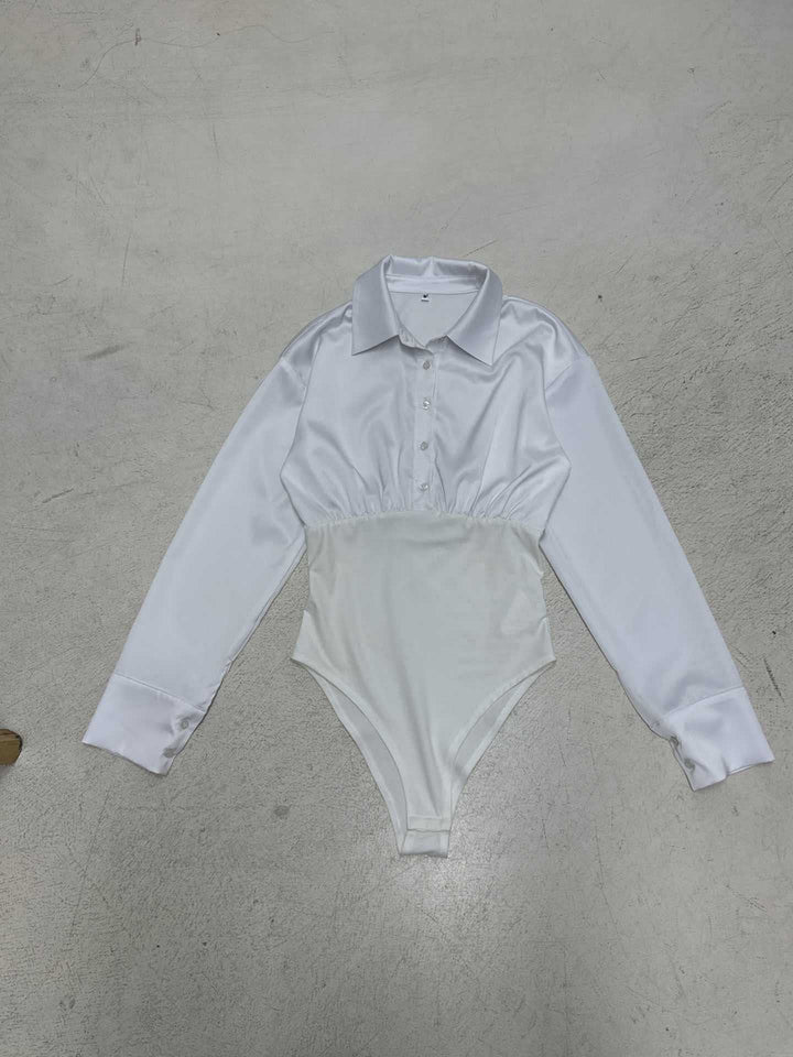 Damer elegant bodysuit med fin krage och knapppdetaljer Mirla-Eva Jonsson