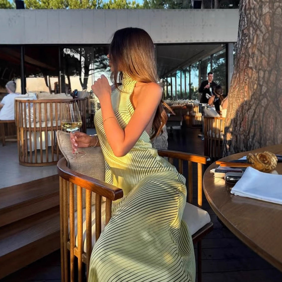 Damer elegant bröllopsklänning med kroppsnära passform och hög krage Mirla-Eva Jonsson