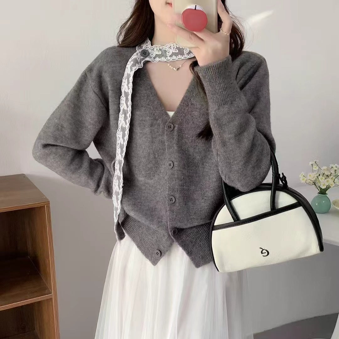 Damer elegant cardigan med V-ringning och fint knappdetalj Mirla-Eva Jonsson