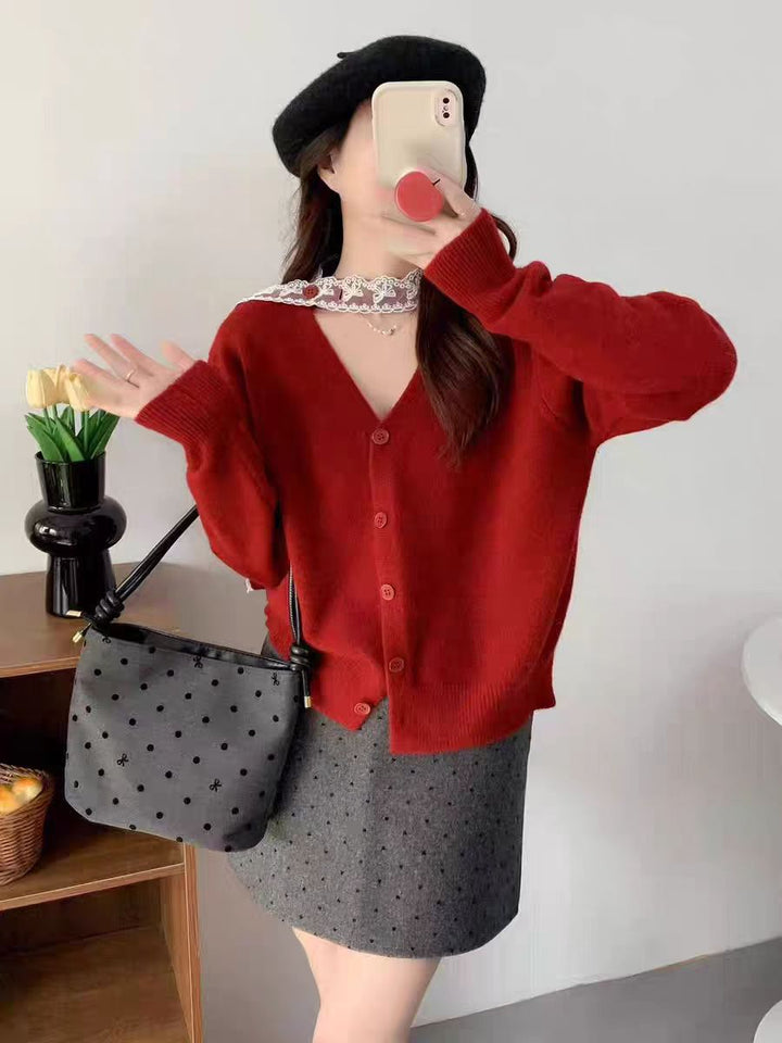 Damer elegant cardigan med V-ringning och fint knappdetalj Mirla-Eva Jonsson