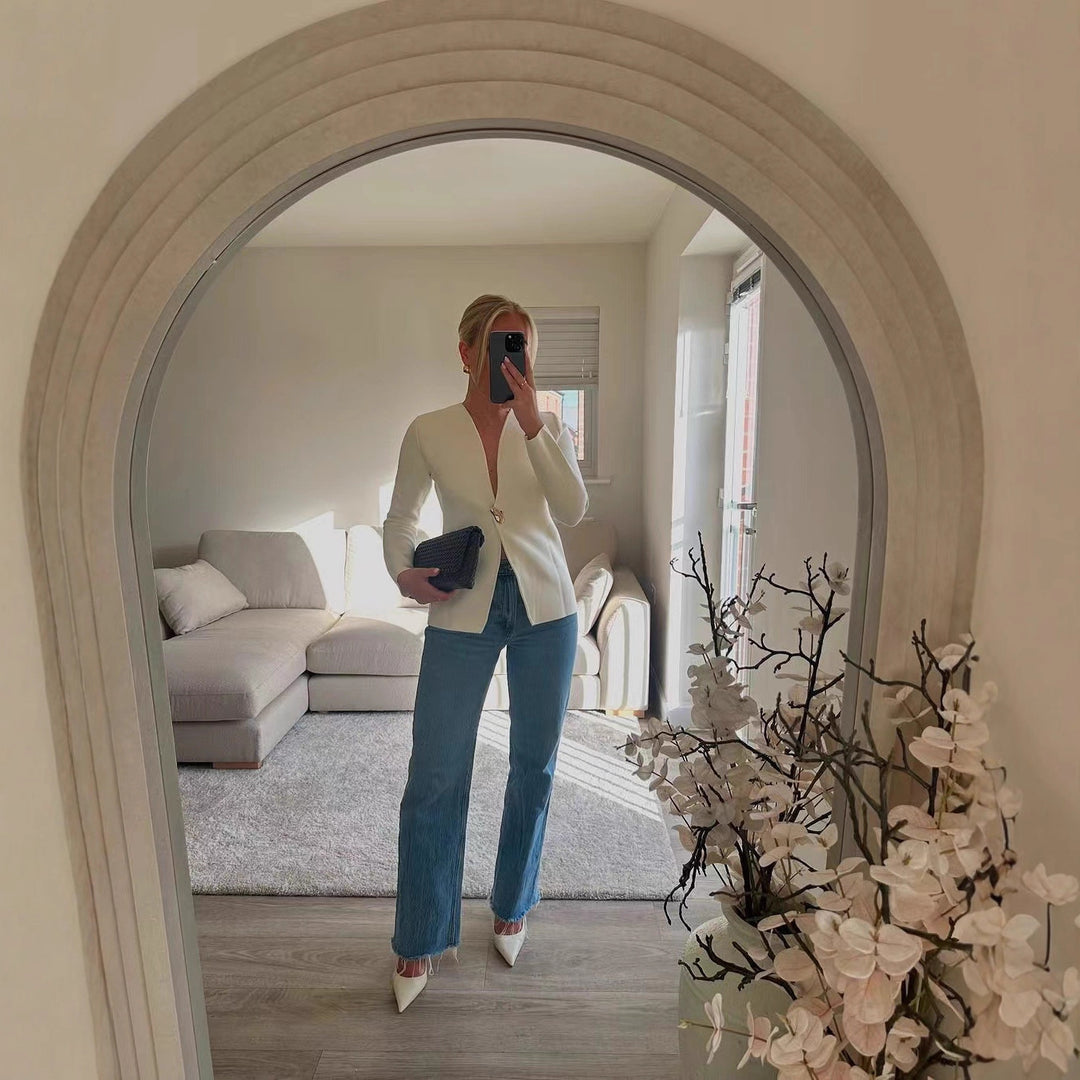 Damer elegant cardigan med V-urringning och dekorativ knap Mirla-Eva Jonsson