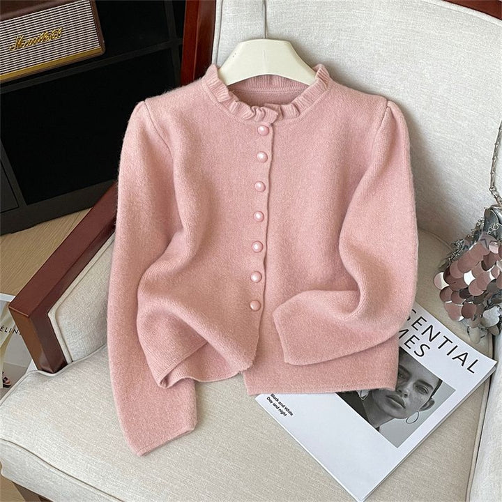 Damer elegant cardigan med feminina volanger och pärlknappar Mirla-Eva Jonsson