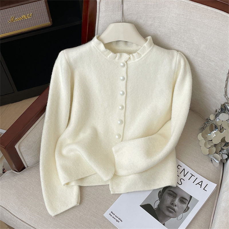 Damer elegant cardigan med feminina volanger och pärlknappar Mirla-Eva Jonsson