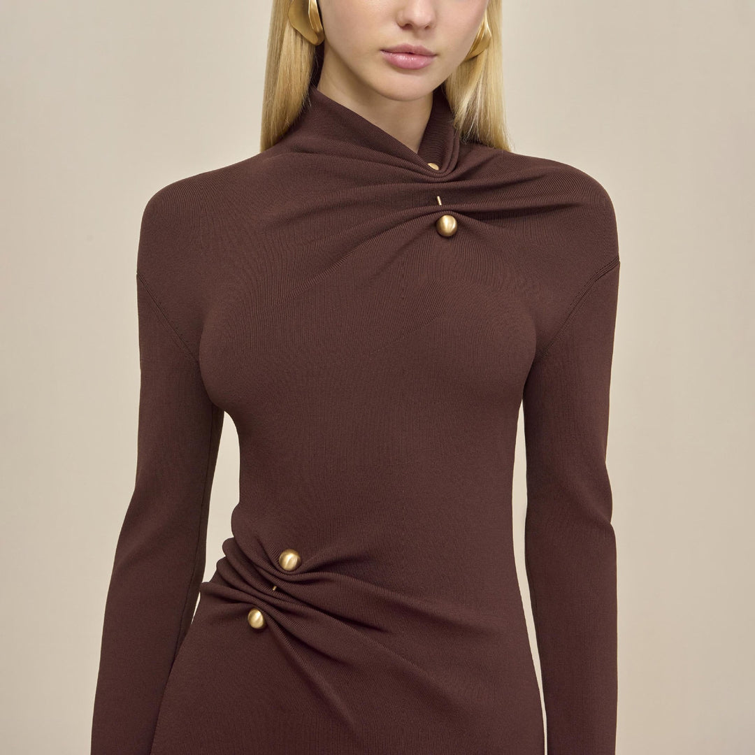 Damer elegant cocktailklänning med asymmetrisk krage och raffinerad drapering Mirla-Eva Jonsson