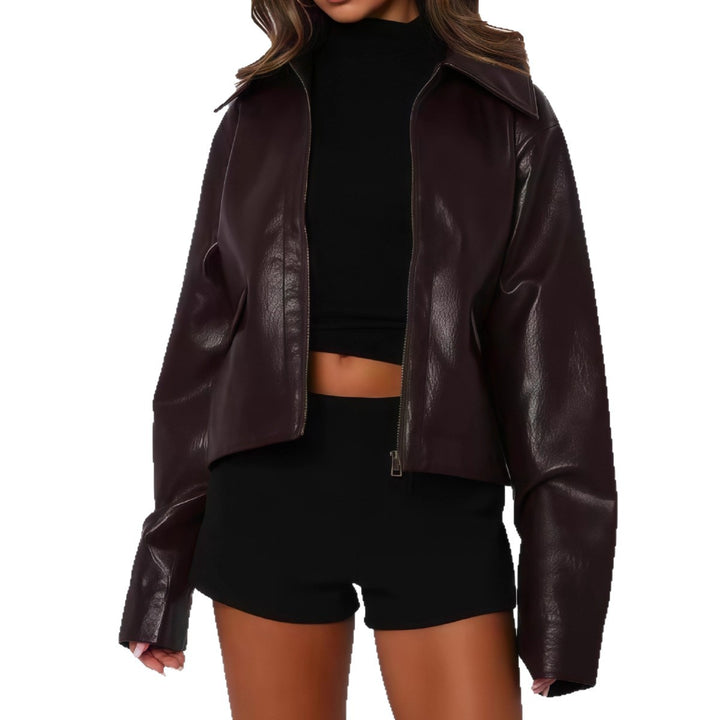 Damer elegant cropped läderjacka i minimalistisk stil Mirla-Eva Jonsson