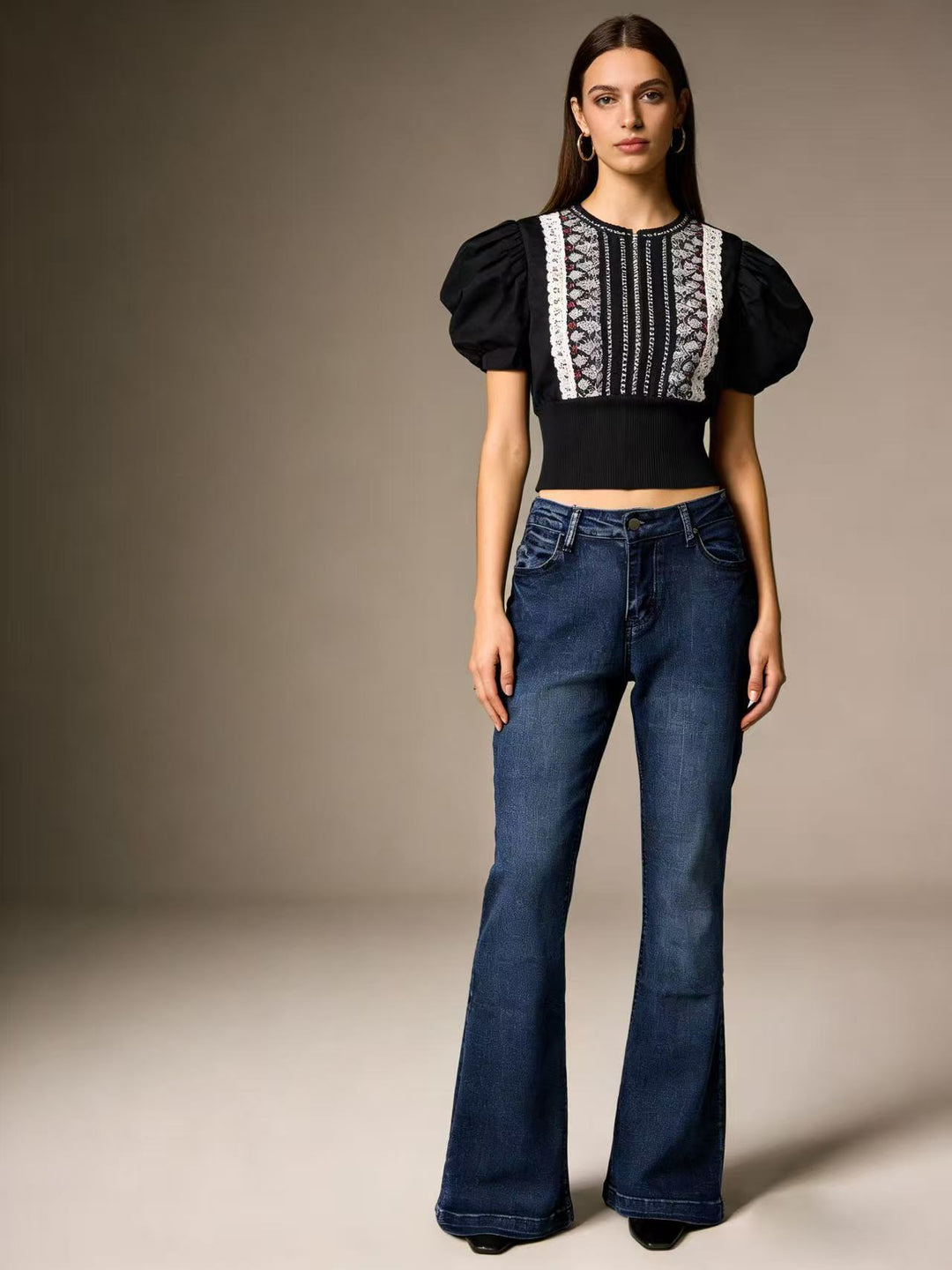 Damer elegant cropped topp med puffärmar och vintage broderi Mirla-Eva Jonsson