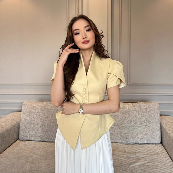 Damer elegant designerblus med puffärmar och knapppdetaljer Mirla-Eva Jonsson