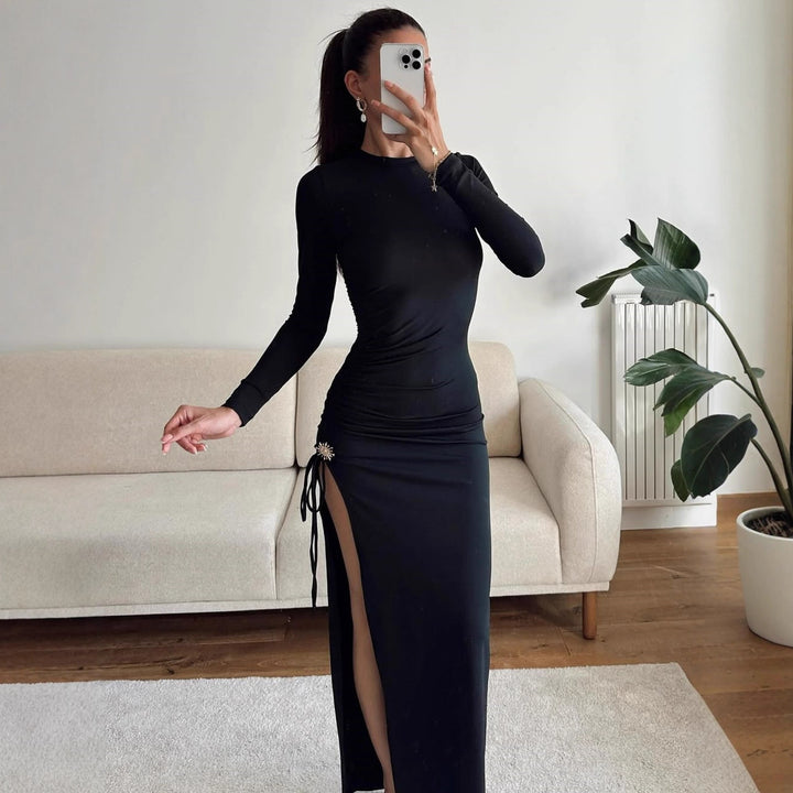 Damer elegant, figurnära klänning med rynkor och hög slits Mirla-Eva Jonsson
