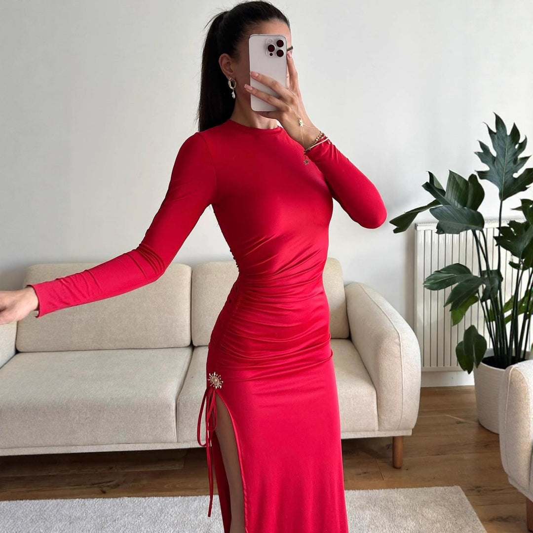 Damer elegant, figurnära klänning med rynkor och hög slits Mirla-Eva Jonsson