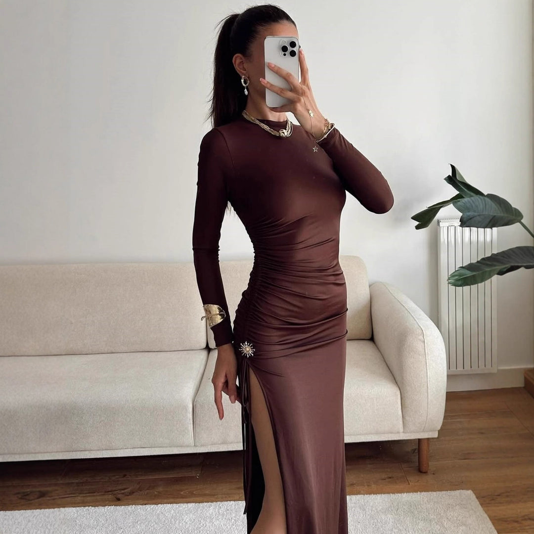 Damer elegant, figurnära klänning med rynkor och hög slits Mirla-Eva Jonsson