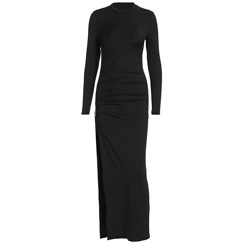 Damer elegant, figurnära klänning med rynkor och hög slits Mirla-Eva Jonsson