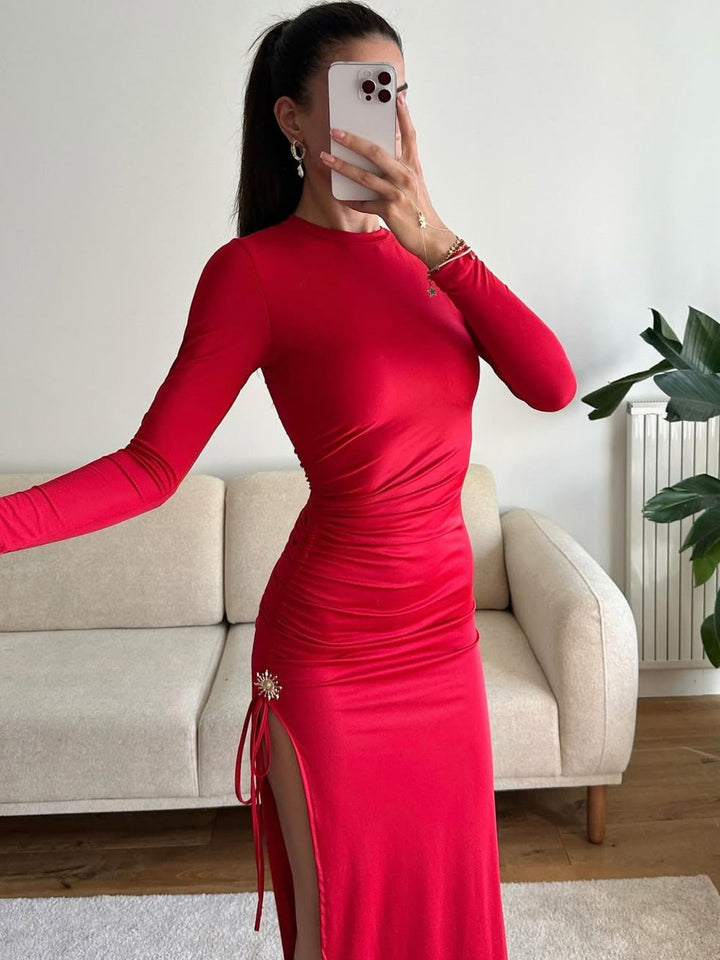 Damer elegant, figurnära klänning med rynkor och hög slits Mirla-Eva Jonsson