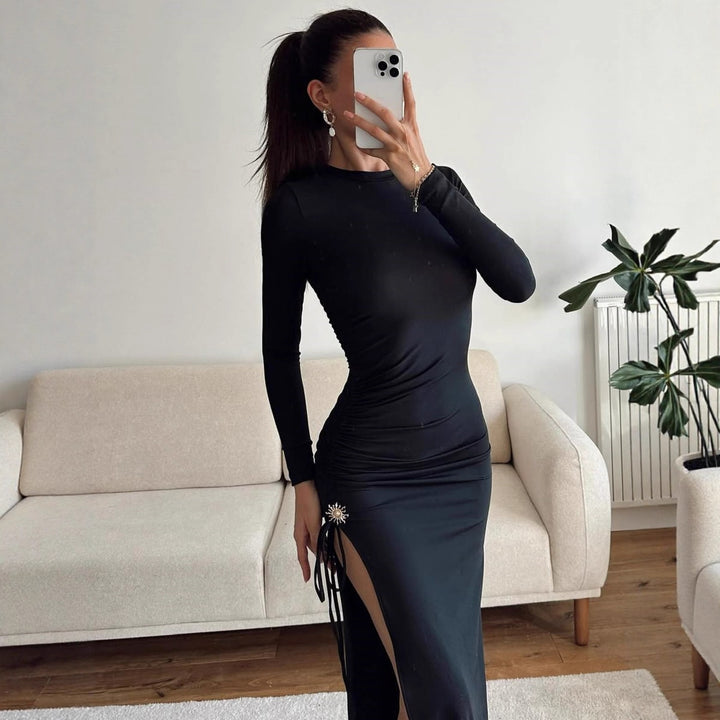 Damer elegant, figurnära klänning med rynkor och hög slits Mirla-Eva Jonsson
