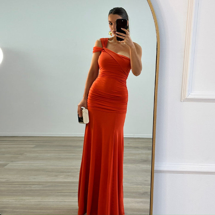 Damer elegant, figursydd aftonklänning med asymmetrisk axelband Mirla-Eva Jonsson
