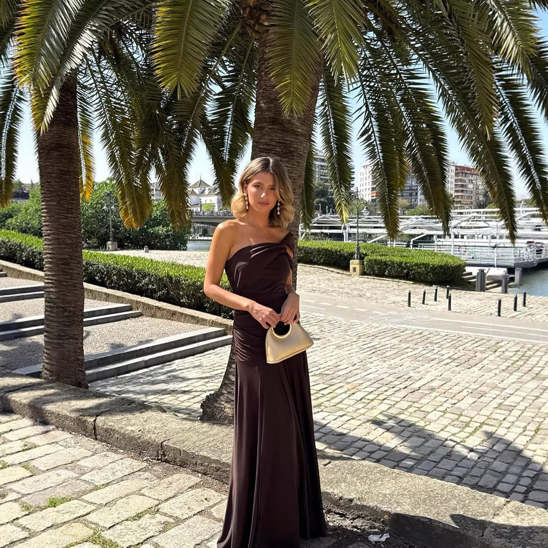 Damer elegant, figursydd aftonklänning med asymmetrisk axelband Mirla-Eva Jonsson