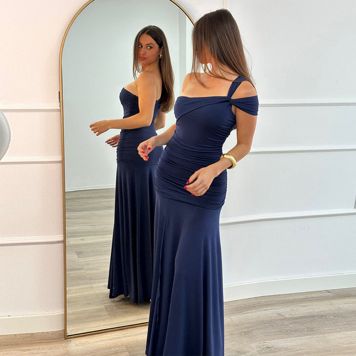 Damer elegant, figursydd aftonklänning med asymmetrisk axelband Mirla-Eva Jonsson
