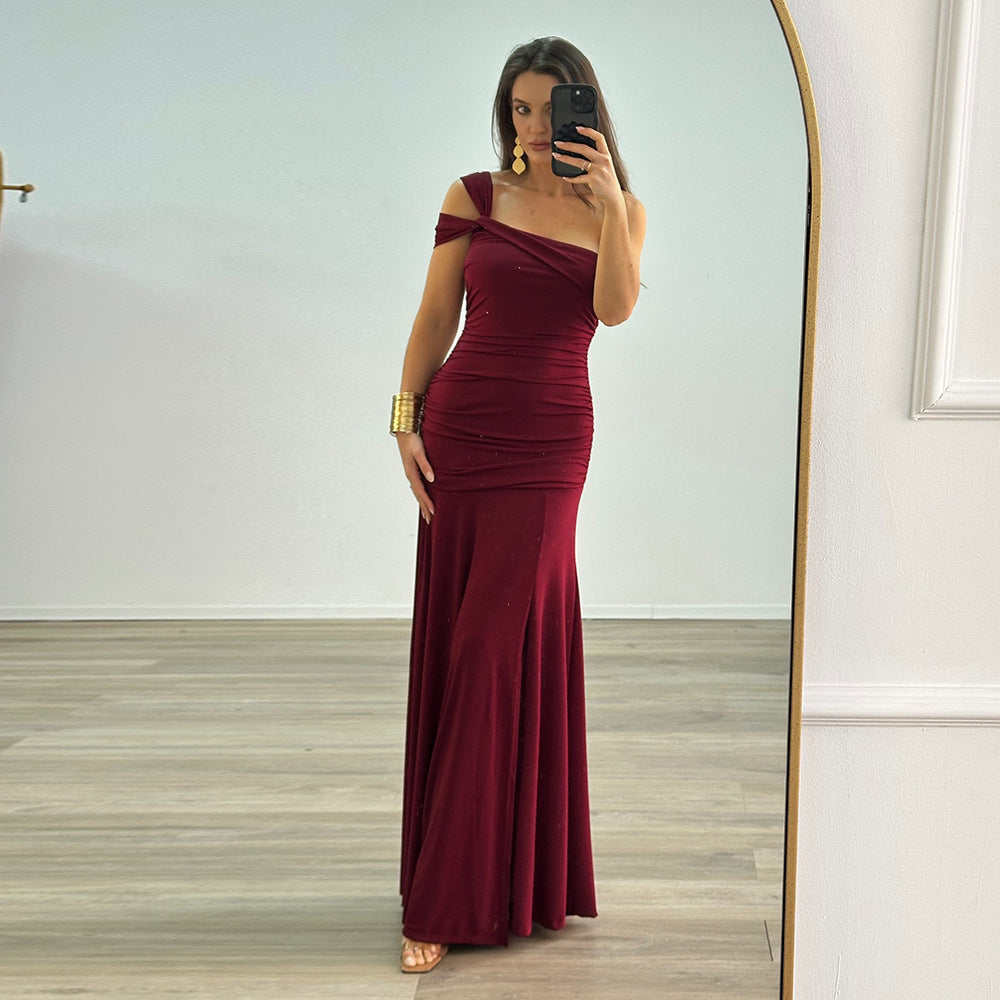 Damer elegant, figursydd aftonklänning med asymmetrisk axelband Mirla-Eva Jonsson