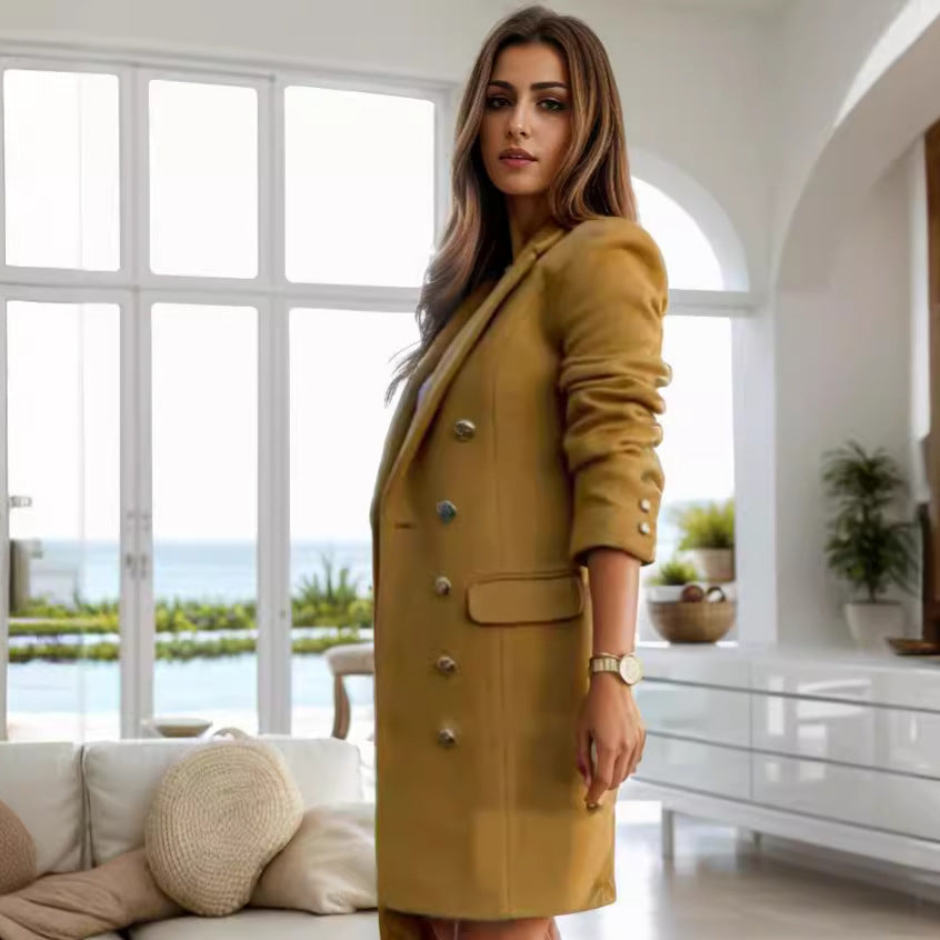 Damer elegant, figursydd kappa med dubbel knapprad och glänsande finish Mirla-Eva Jonsson