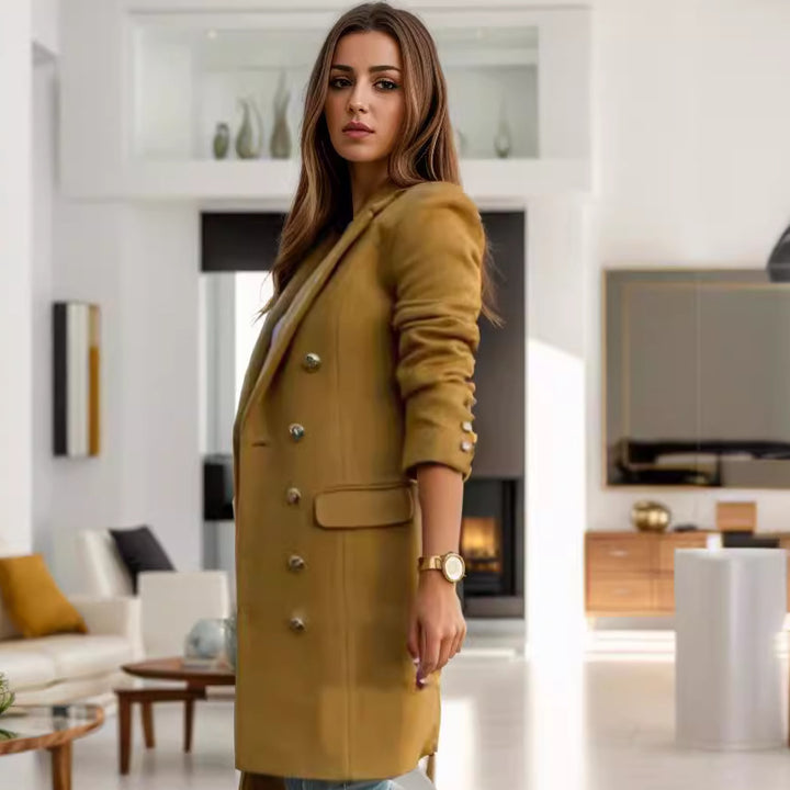 Damer elegant, figursydd kappa med dubbel knapprad och glänsande finish Mirla-Eva Jonsson