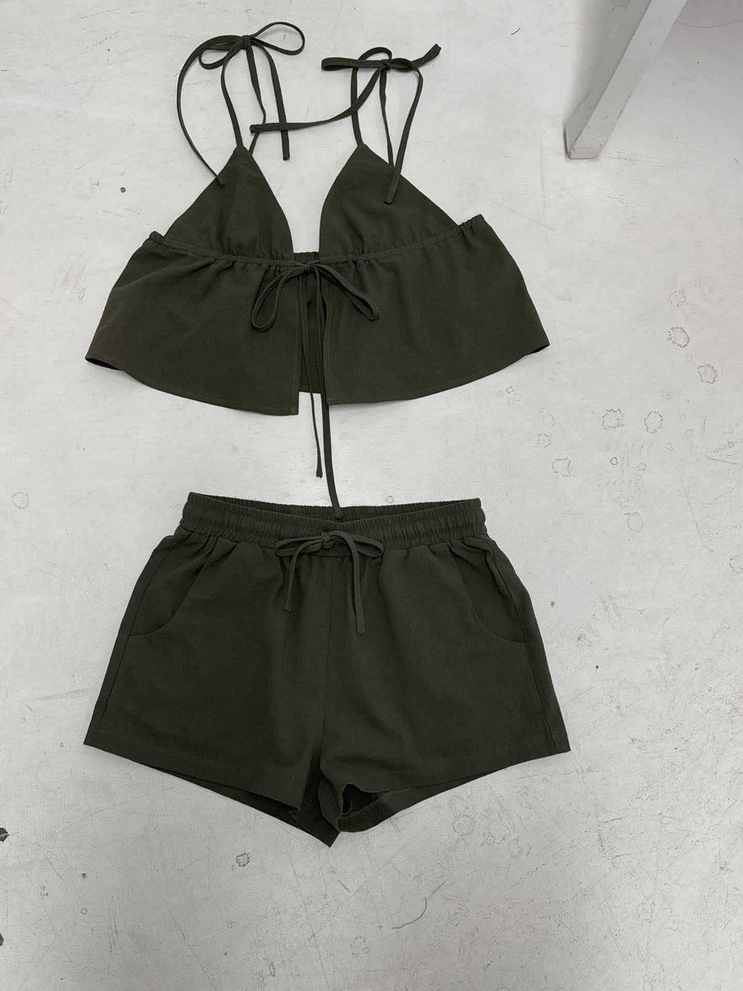Damer elegant halterneck topp med framträdande rynkning och korta shorts Mirla-Eva Jonsson