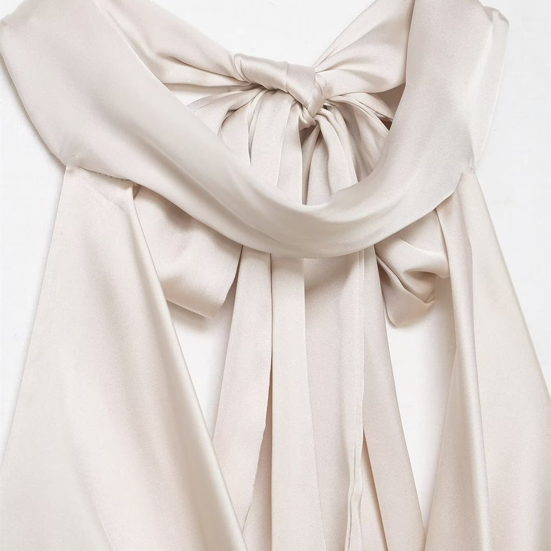 Damer elegant halternecktop i flytande satin med dekorativ ryggöppning Mirla-Eva Jonsson
