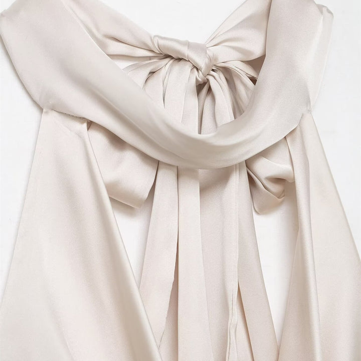 Damer elegant halternecktop i flytande satin med dekorativ ryggöppning Mirla-Eva Jonsson
