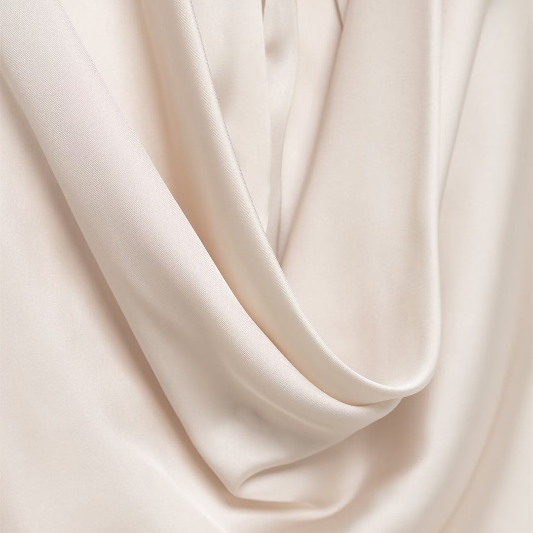 Damer elegant halternecktop i flytande satin med dekorativ ryggöppning Mirla-Eva Jonsson